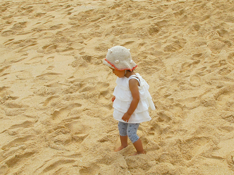 砂浜と子供